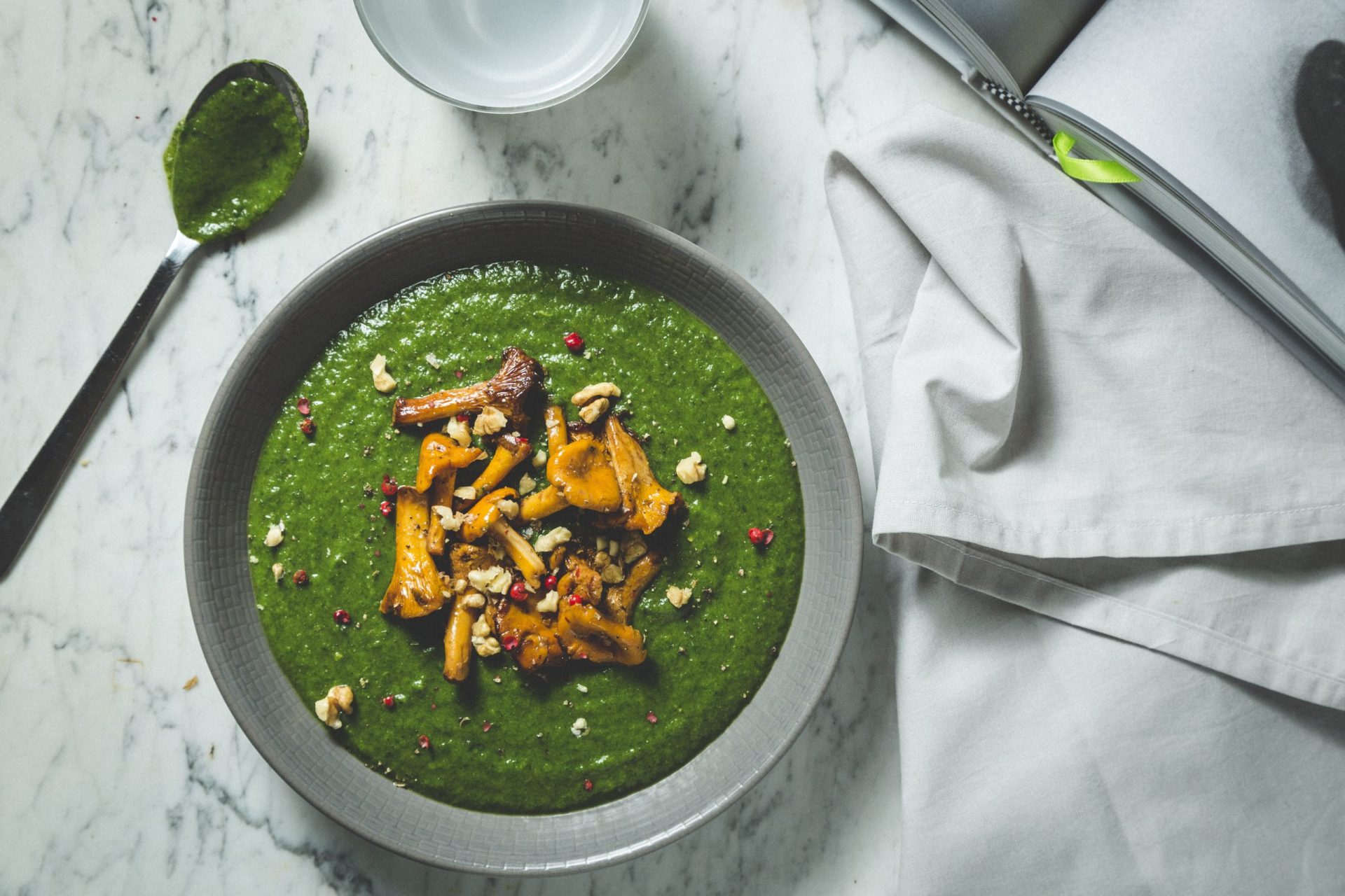 Purée de blettes, girolles et noix