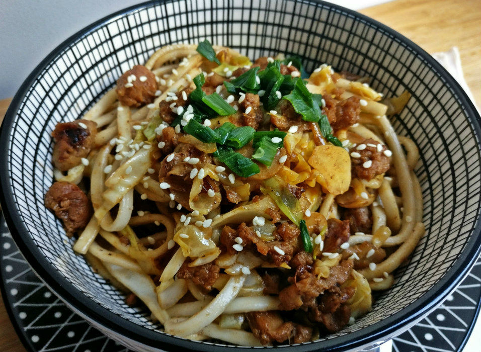 Wok de nouilles asiatiques : légumes et protéines de soja texturées 