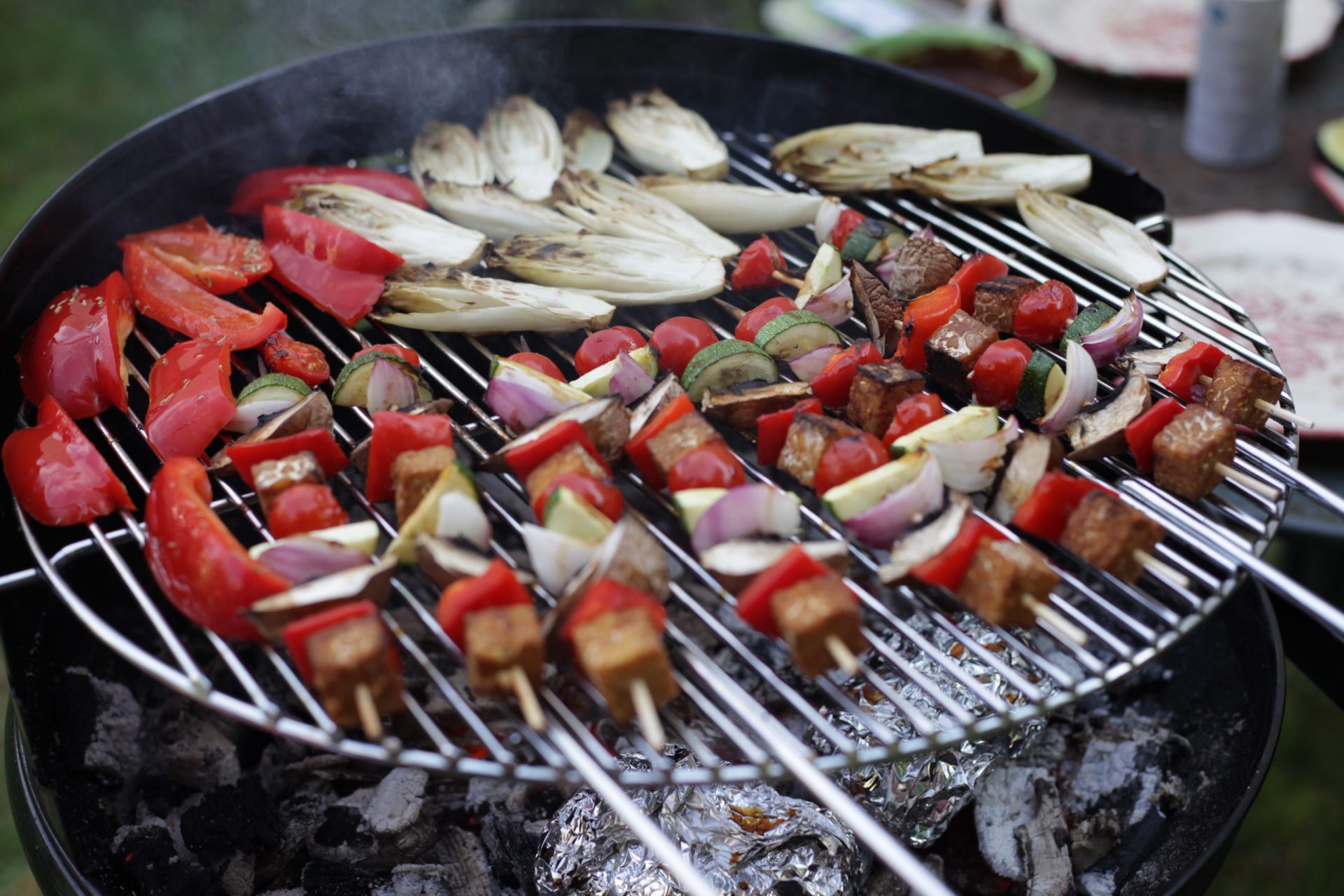 Brochettes de tempeh mariné à la sauce aigre-douce cuites au barbecue 